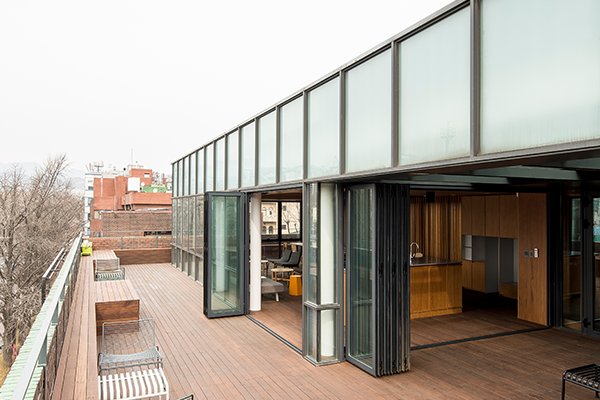 다양한 모임과 실험이 가능한 공간으로 입주자들에게 개방한 옥상 라운지 전경 이미지