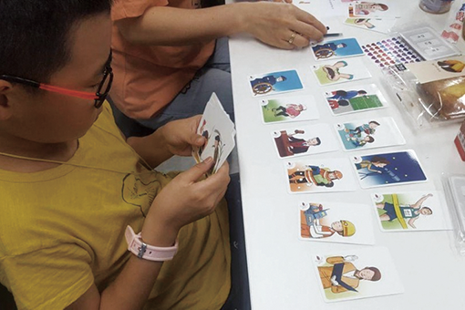 다언어 감정 카드·보드게임과 놀이를 하고 있는 다문화 가정 학생들 이미지