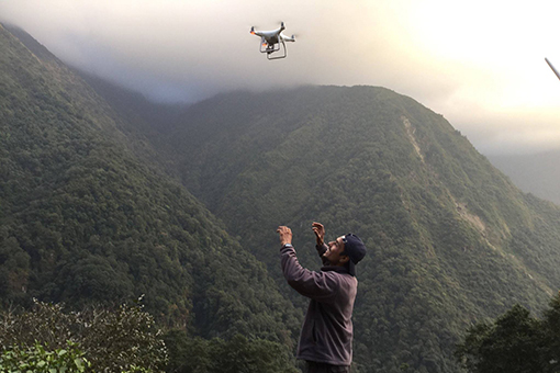 엔젤스윙 드론을 네팔 구호 활동에서 시연하는 모습 1