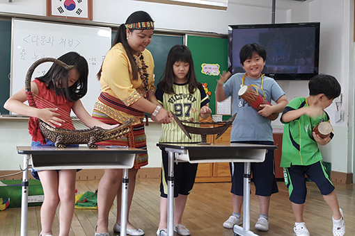 세계 이색 문화를 경험 할 수 있는 초등학생 대상 다문화 교육 이미지