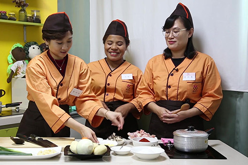 요리를 좋아하는 이주여성들이 함께 모여 활동하는 ‘톡투미 다밥 협동조합’ 이미지