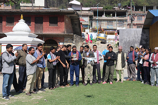 엔젤스윙 드론을 네팔 구호 활동에서 시연하는 모습 2