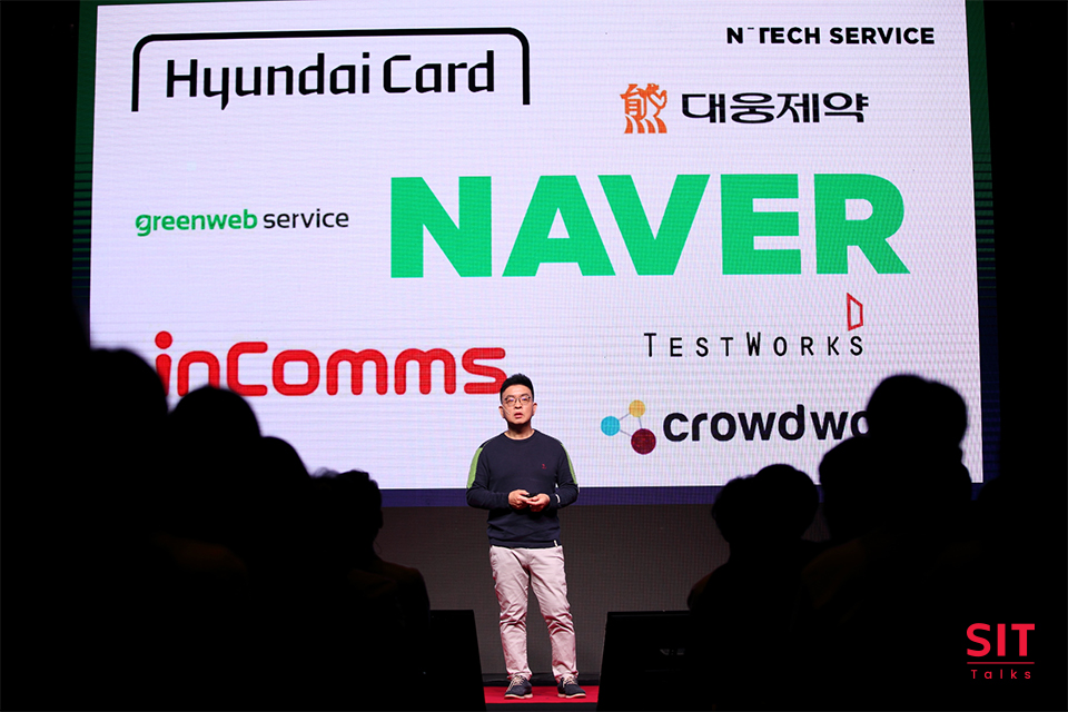 Naver, 현대카드, 대웅제약, greenweb service, inComms, Testworks, N tech service 등의 회사 로고를 띄운 화면을 두고 발표하는 에버영코리아 정은성 대표의 모습
